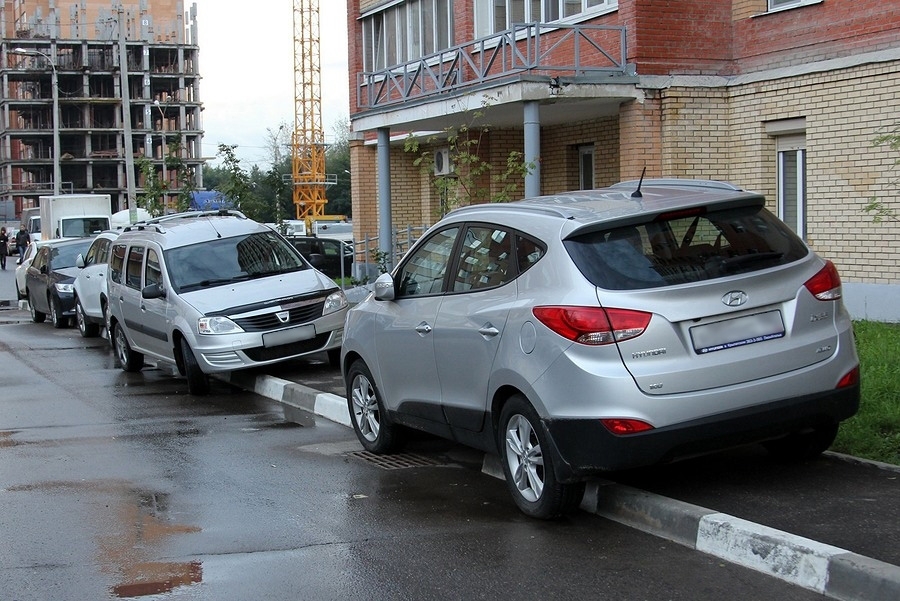 Машина припаркована на тротуаре