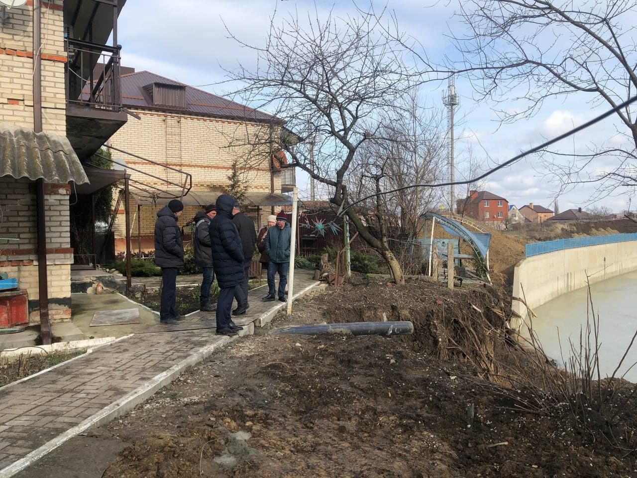 На Кубани несколько домов на берегу реки оказались под угрозой разрушения