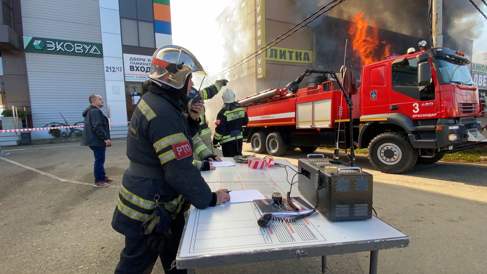 В магазине по улице Уральской в Краснодаре произошел крупный пожар