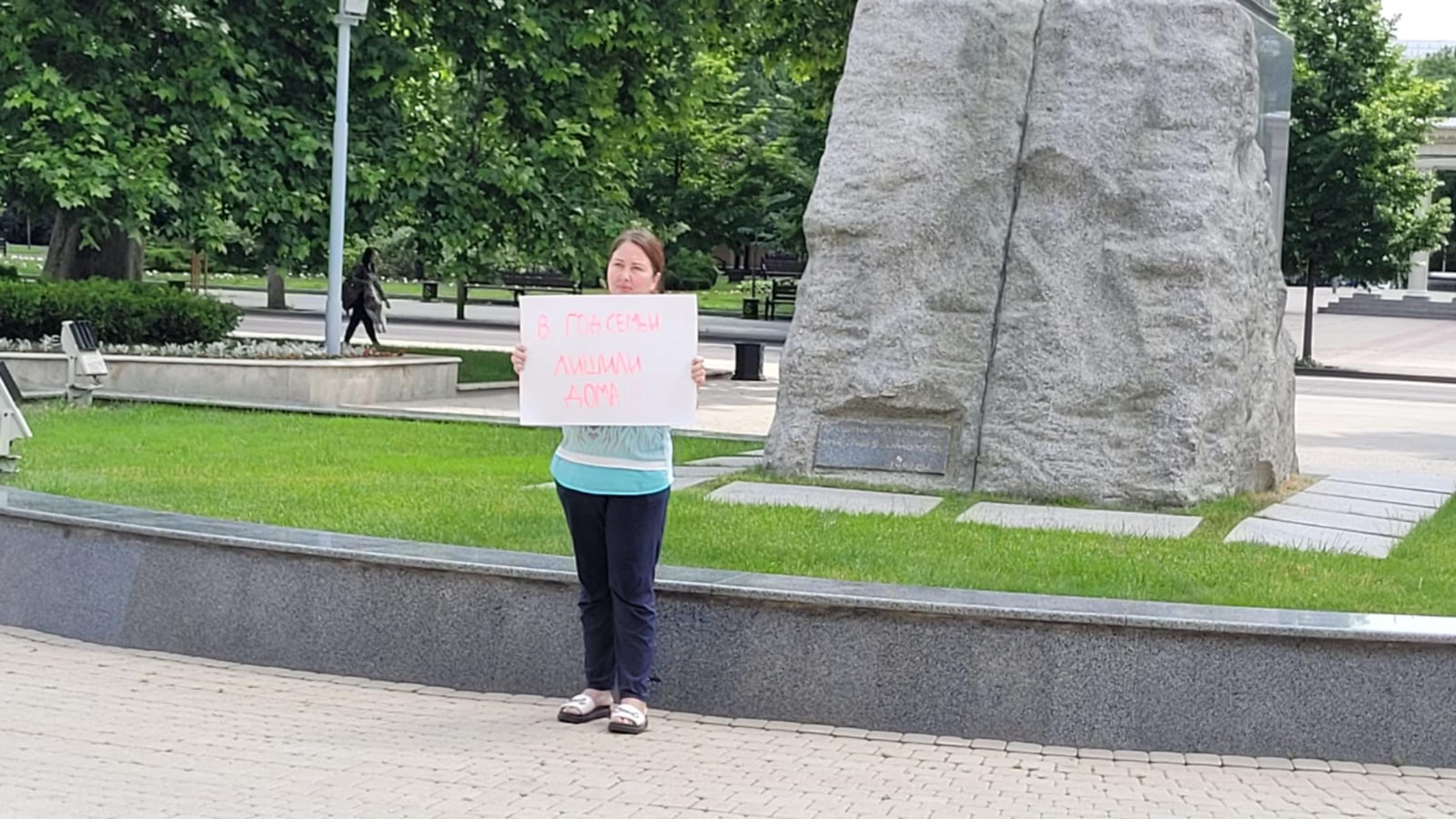 Кондратьев, выходи!» Многодетная мать из Анапы вышла на одиночный пикет к  администрации края – коллекторы выбросили её семью на улицу