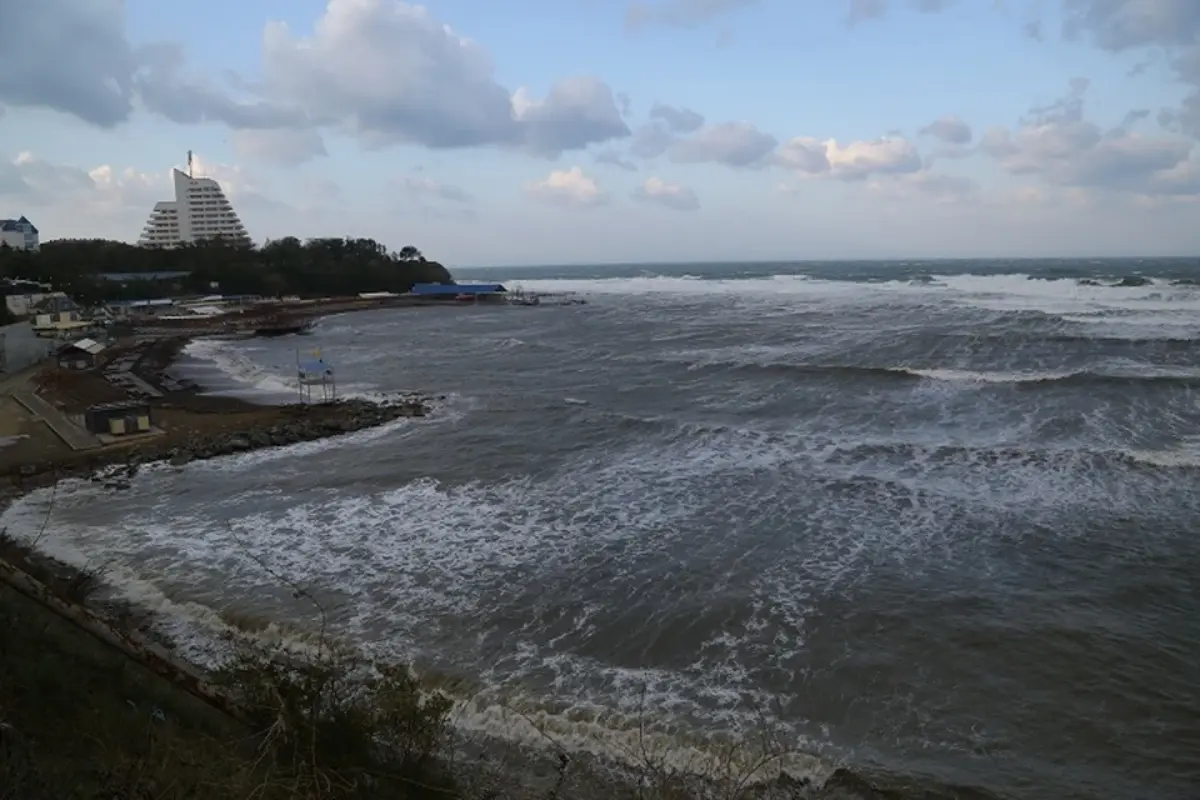 Ледяные булыжники, водопады в центре города и «плавающие» машины!» Кубань  топит из-за разгула стихии, а под Новороссийском молния ударила в  электростанцию