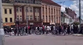 «Почему золотят ручку украинцам, а не нам?» В Чехии цыгане протестуют против украинских беженцев — ВИДЕО
