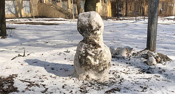 «Надежда сквозь взрывы и кровь»: в Донецке снаряд упал рядом с мужчиной и девочкой, лепивших снеговика