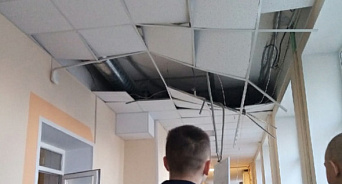 «Прыг-скок, обвалился потолок»: в Новороссийске ученики чудом избежали увечий