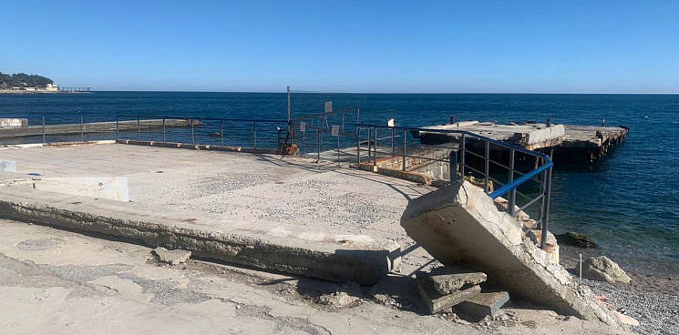 «Туристы будут платить за отдых на свалке?» В Крыму пляжи до сих пор завалены мусором после «шторма века»
