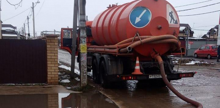 В Краснодаре после дождя затопило десять участков улиц