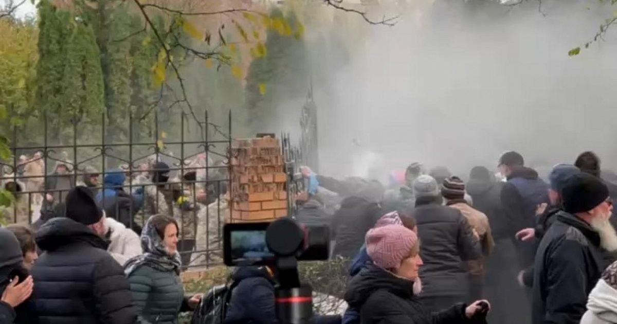 Штурмовики стреляли в верующих: появилось видео захвата Архангело-Михайловского собора УПЦ