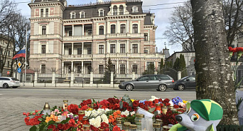  «Поглумились над чужим горем!» В Риге полиция запретила нести цветы в память о погибших в «Крокусе» к посольству России