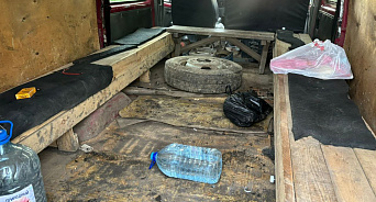 На Кубани предприимчивый водитель заменил сиденья на лавки - его сурово наказали