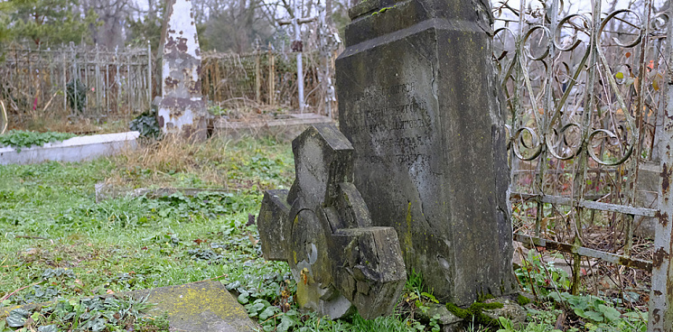 В Краснодаре к Пасхе и Радонице активно убирают кладбища и ставят там биотуалеты 