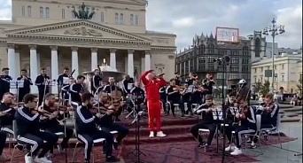 «А Мурку можешь?» Оркестр из «гопников» в трениках сыграл на фоне Большого театра в Москве – ВИДЕО