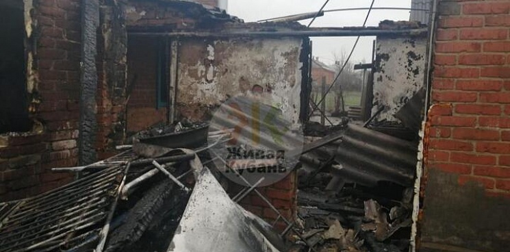 На Кубани сгорел частный дом. Люди просят о помощи