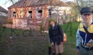 Бабушка с Красным флагом не покидала Харьковскую область. Старики живы и ждут своих - ВИДЕО