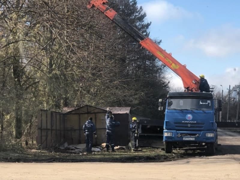 Под Краснодаром сносят незаконные гаражи, чтобы обустроить зеленую зону