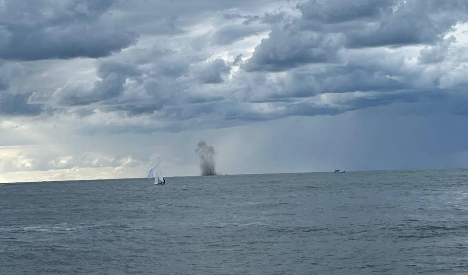 В Севастополе прогремели взрывы, а к берегу прибило лодку-беспилотник ВСУ