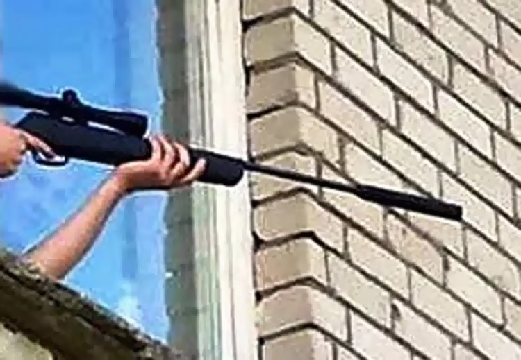 В Краснодаре задержали подростков, которые стреляли из окна многоэтажки