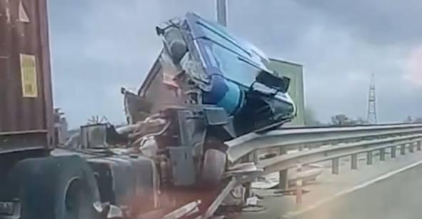 «Два ДТП с грузовиками за сутки»: в Краснодаре большегруз вновь врезался в ограждение – ВИДЕО