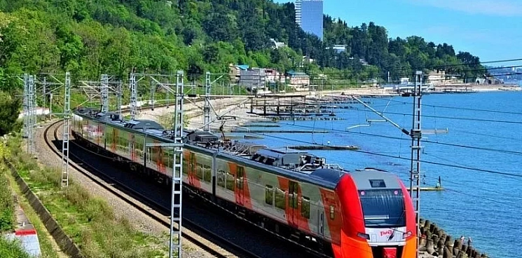 На Кубани задержали 10 поездов из центральной России на пути в Сочи и Адлер