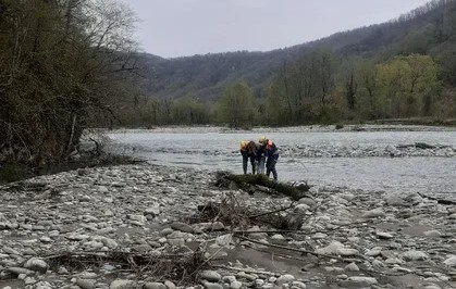 В Сочи спасатели эвакуировали из бурлящей горной реки туристку из Кирова
