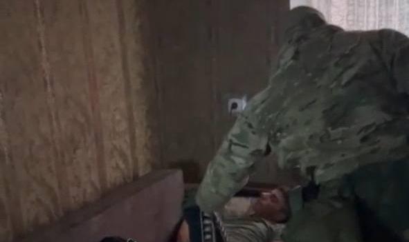 «Амет, вставай, СВО проспишь!» В Крыму силовики наведались к спящему парню, который дискредитировал армию ВС РФ в соцсетях – ВИДЕО