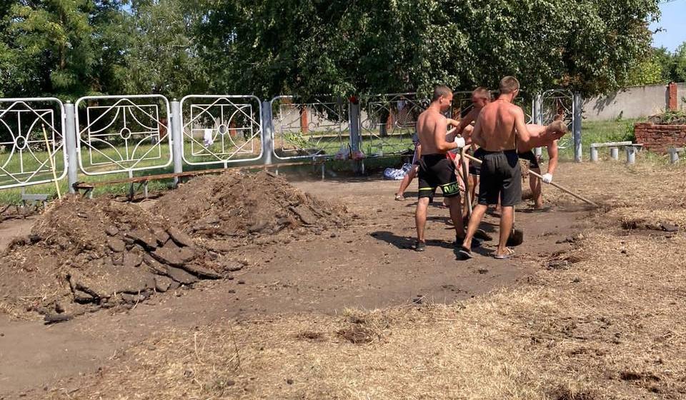 «Пока власти бездействуют, люди берутся за лопаты!» В кубанской станице местные жители начали восстанавливать единственную летнюю площадку для отдыха 