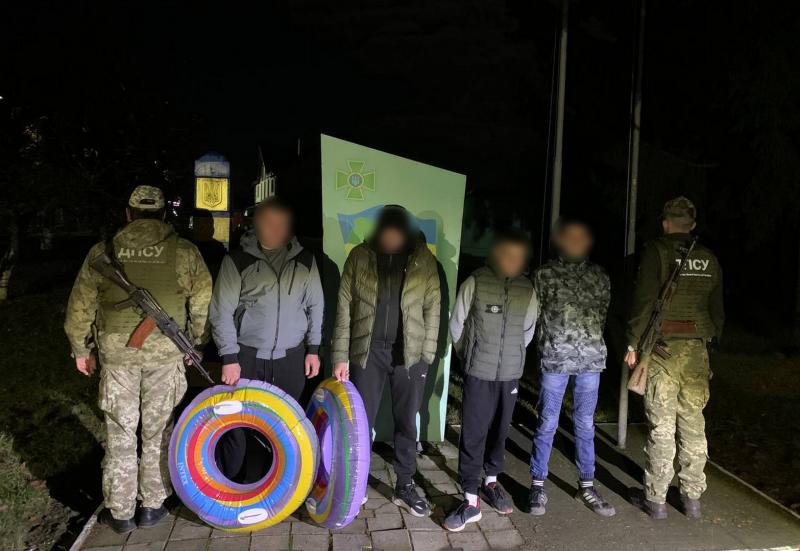 «Тикайте хлопци! Не хотим идти на фарш ради Зеленского!» На Украине задержали двух уклонистов, которые хотели переплыть реку на детских кругах и сбежать в Румынию - ВИДЕО