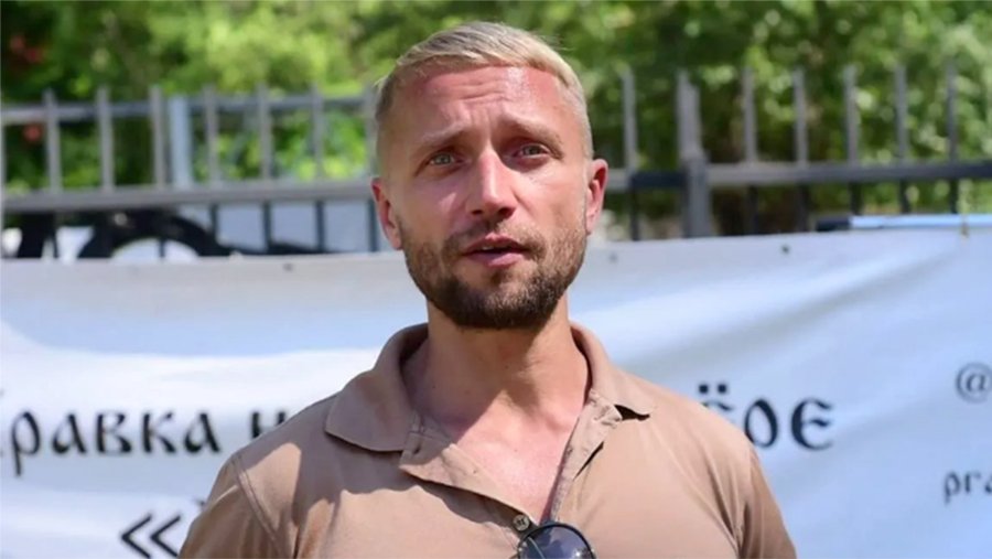 «Я не виноват!» В Сочи в суд прибыл блогер-сыроед, заморивший своего ребёнка голодом, он не признаёт вину и отринул свои веганские принципы – ВИДЕО
