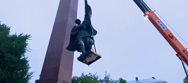 На Украине демонтировали памятник советскому воину с Монумента Победы – ВИДЕО