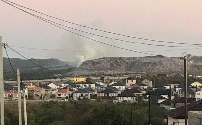 В селе под Новороссийском загорелась свалка, местные жители жалуются на вонь и дым - ВИДЕО