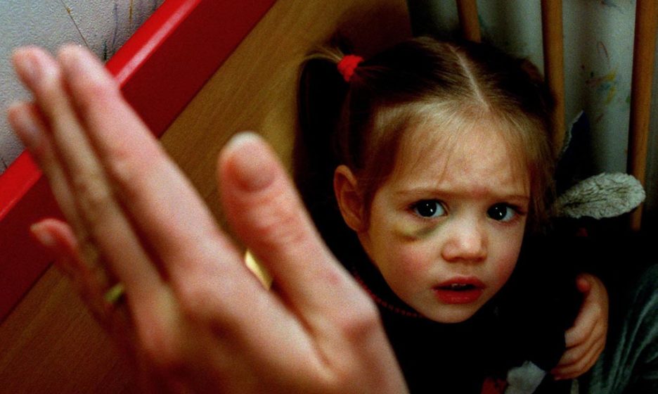«Издевалась над малышами»: в Краснодаре воспитательницу детского сада, истязавшую детей-аутистов, отправили под суд – ВИДЕО