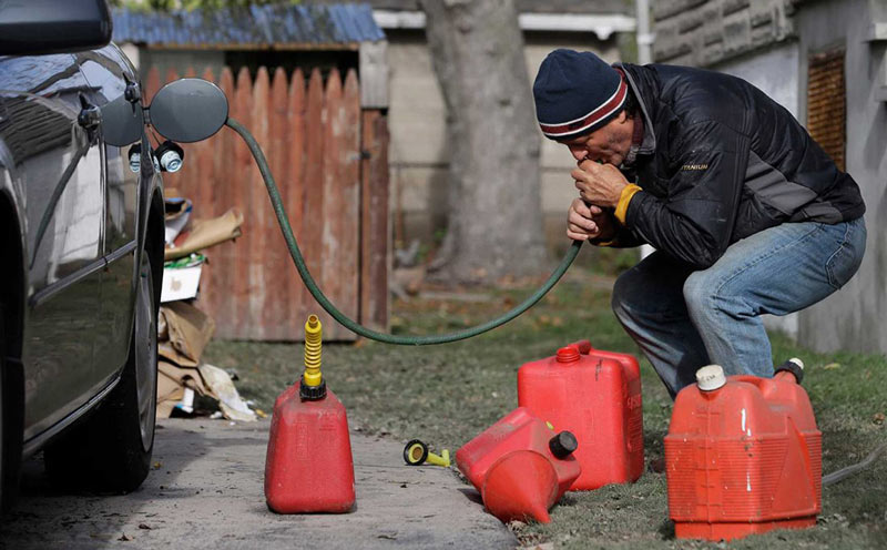 «Топливный кризис набирает обороты?» В Краснодаре появился серийный вор, сливающий бензин – тем временем в стране дорожает дизель и бензин: ВИДЕО