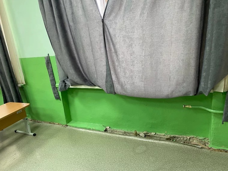 Окна в школе заколотили фанерой – так в Кургане проявили заботу об учениках