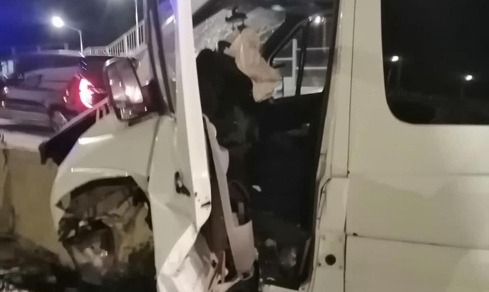 «Кабину водителя разворотило о бетон»: на Кубани автобус с пассажирами попал в ДТП, девятеро человек госпитализированы