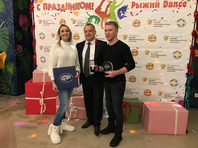 В Краснодаре руководителя инклюзивной школы танцев наградили медалью