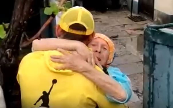 Солдаты ВС РФ вывезли на Кубань бабушку, выжившую под обстрелами в Луганске 