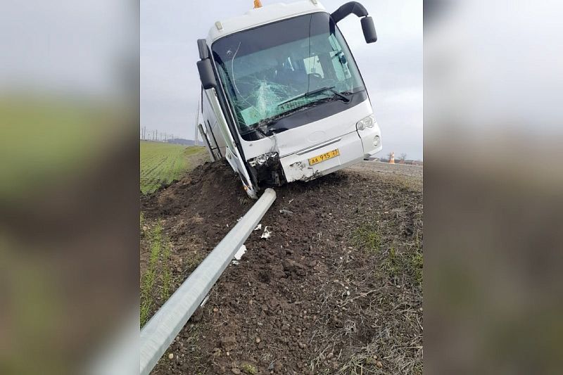 В Каневском районе в аварию попал автобус, перевозивший детей