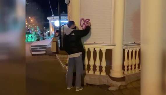 Вандала в Сочи оштрафовали за серию граффити