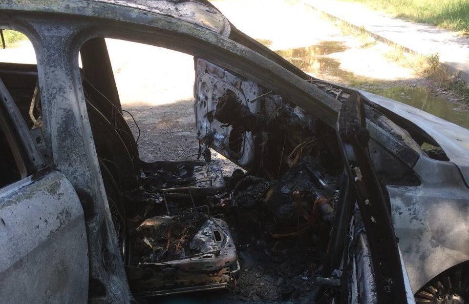 В Анапе загорелась машина такси: пассажиры успели покинуть авто - ВИДЕО