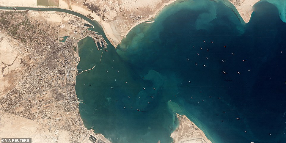 В акваторию Суэцкого канала направлено 2 мощных буксира