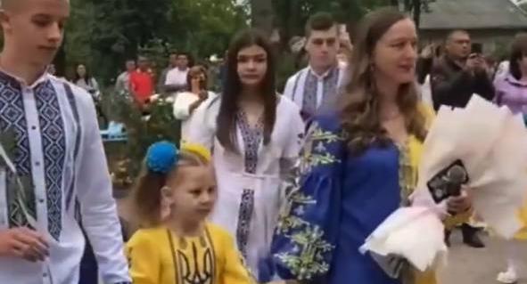 «Мочим, мочим, мочим москалiв»: в День знаний на Украине первоклассникам включили националистическую песню – ВИДЕО