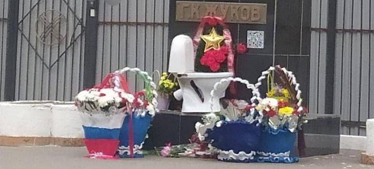 «Забывшие историю быстро превратятся в животных»: мужчина из Казахстана принёс унитаз к памятнику маршала Жукова и справил в него нужду