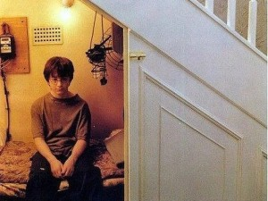 «Чулан Гарри Поттера за четыре миллиона»: в Москве продаётся крохотная студия, в которую не помещается кровать - ВИДЕО