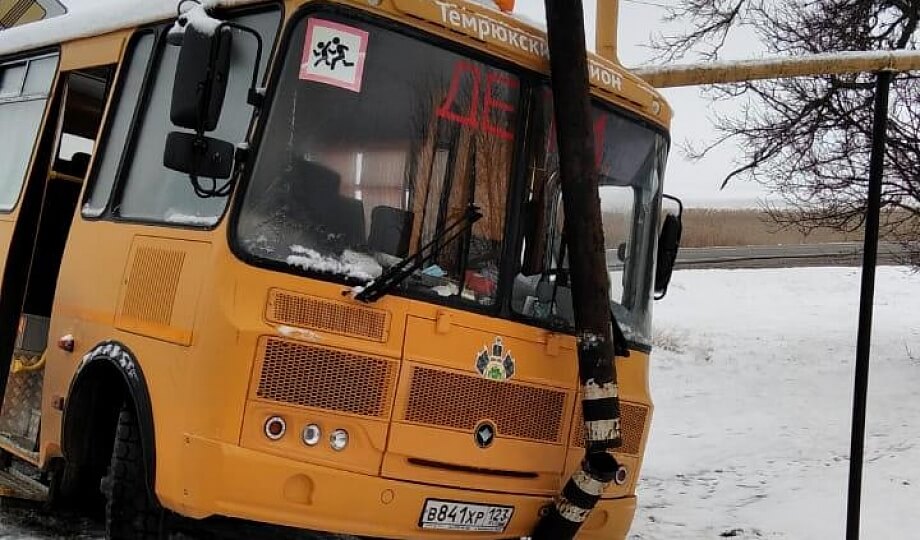 На Кубани из-за гололеда школьный автобус съехал с трассы