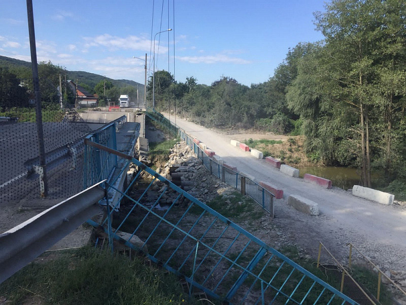 На Кубани начали ремонтировать разрушенный мост