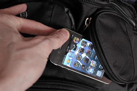 В Краснодаре мужчина украл два телефона, показывая приемы самообороны