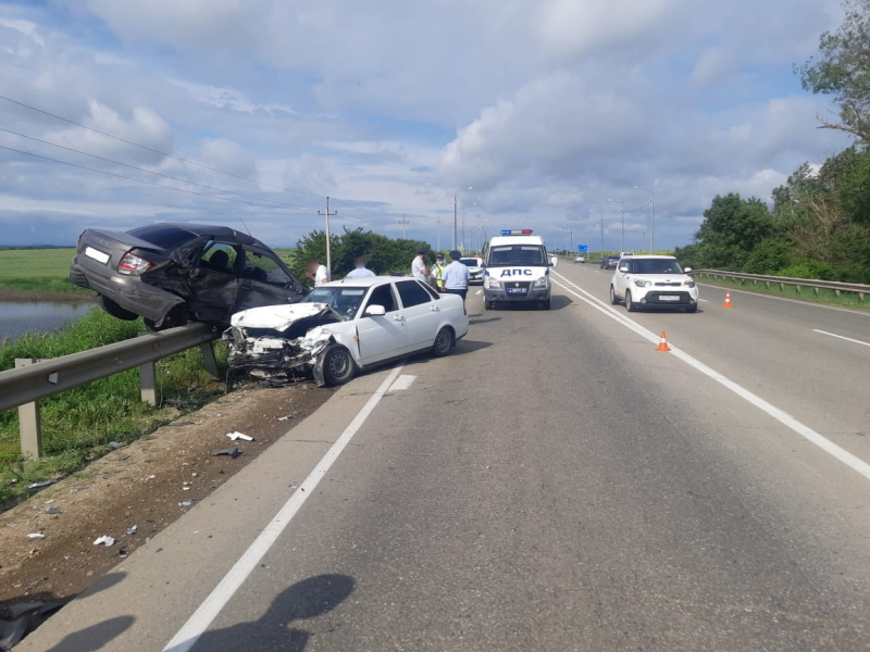 В Адыгее на дороге столкнулись два автомобиля под управлением полицейских