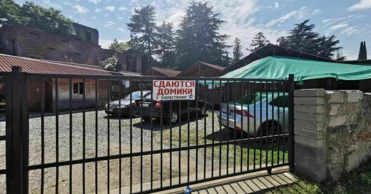 В Анапе владелец гостевого дома оборудовал под номера хозпостройки