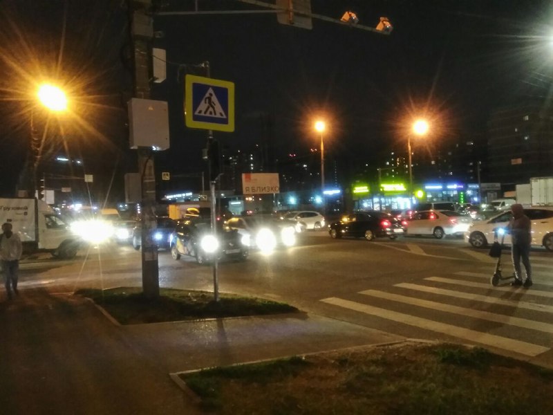 «Когда регулировщики не выполняют свою работу, за дело берутся краснодарцы!» В кубанской столице местный житель устал смотреть на ежедневные пробки и пришёл на помощь автомобилистам - ВИДЕО