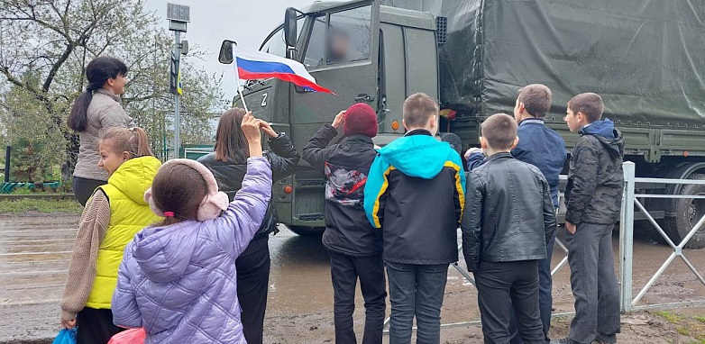 «Вы там держитесь, ребята!» Школьники из Ростовской области проводили российских военных в зону СВО – ВИДЕО