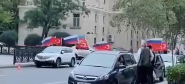 «Слава России, Турции и Израилю!» В Азербайджане автомобилисты с флагами празднуют победу в Нагорном Карабахе – ВИДЕО